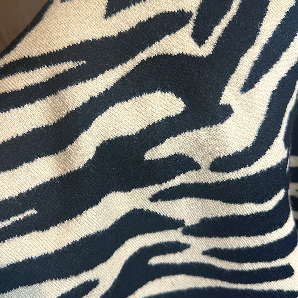 Halogen Sweater Skirt In Black- Beige Tiger Pattern MIDI - Picture 3 of 6